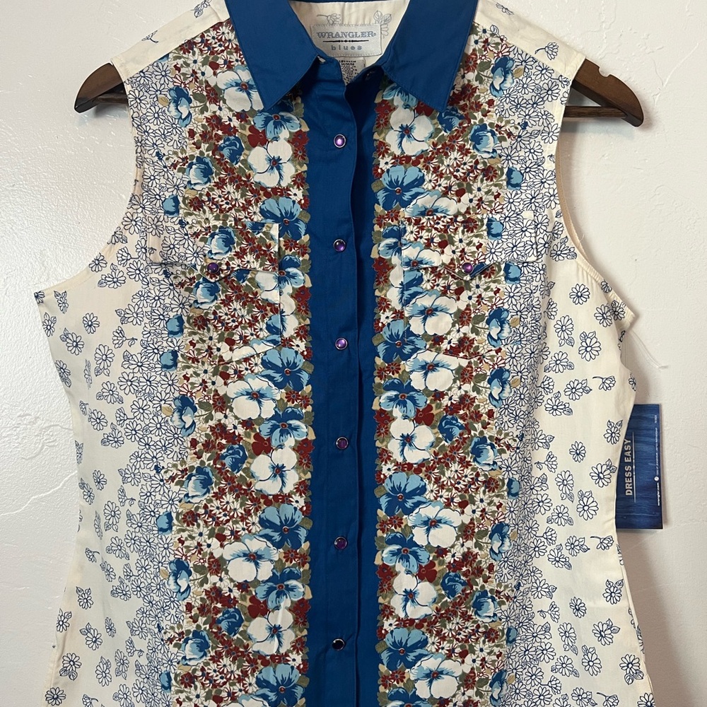 New w tags Wrangler Blue Floral Button-Down Shirt Size Medium